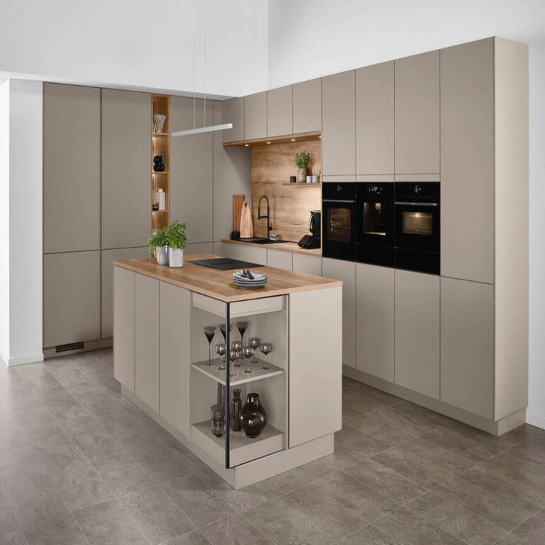 Küche in Kaschmir-Beige mit Kochinsel, Holzarbeitsplatte und offenem Regal
