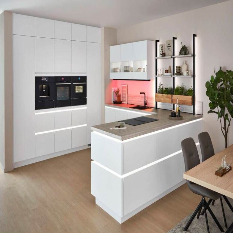 Moderne grifflose Küche in Weiß mit beleuchteter Kochinsel und Kräuterregal – Küche kaufen Oldenburg