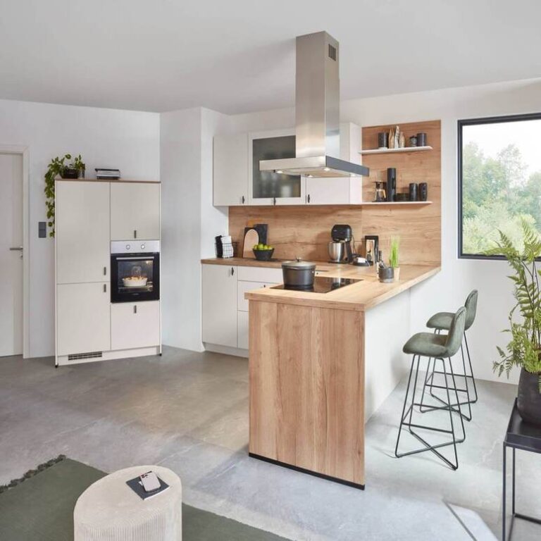 Offene Küche mit Theke aus Holz, Barhockern und Insel-Dunstabzugshaube